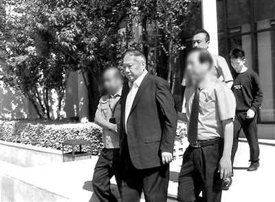 图为迟捷被移送司法机关。(天纪供图) 图为迟捷被移送司法机关。(天纪供图)