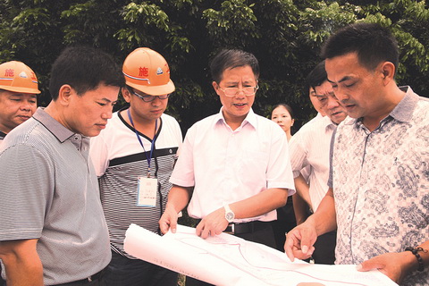 图为张琳光(左三)在基层调研 图为张琳光(左三)在基层调研